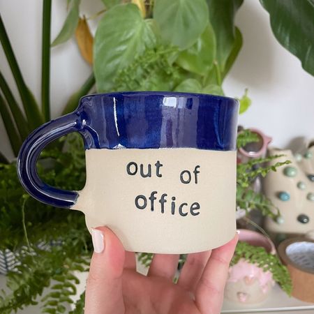 Kubek handmade „Out of Office” – prezent dla kreatywnych i do home office