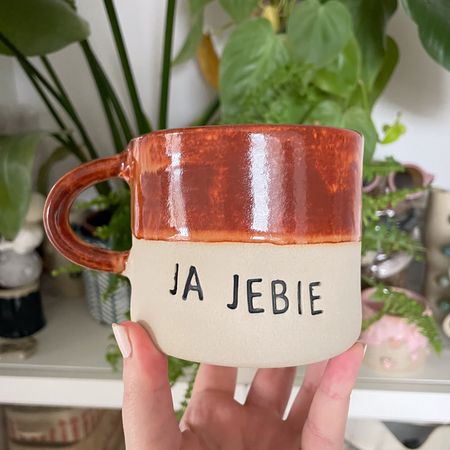 Kubek handmade „Ja jebie” – kultowy kubek z hasłem | prezent z humorem