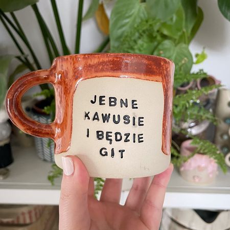 Kubek handmade „Jebne kawusie i będzie git” – idealny prezent na święta