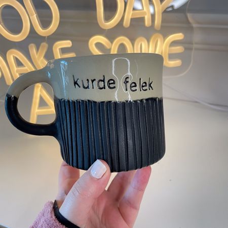 Kubek ceramiczny „Ja jebie” – ryflowany, beż & czerń - 350 ml, krzywy