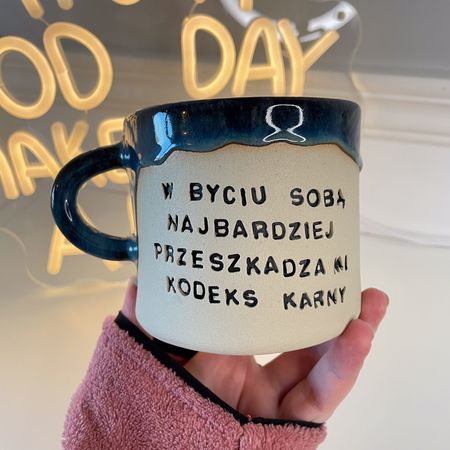Kubek ceramiczny „W byciu sobą…” – granat & beż, handmade - 350 ml