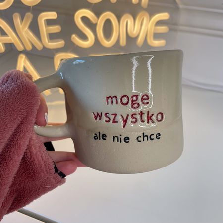Kubek ceramiczny „Mogę wszystko, ale nie chce” – beżowy handmade