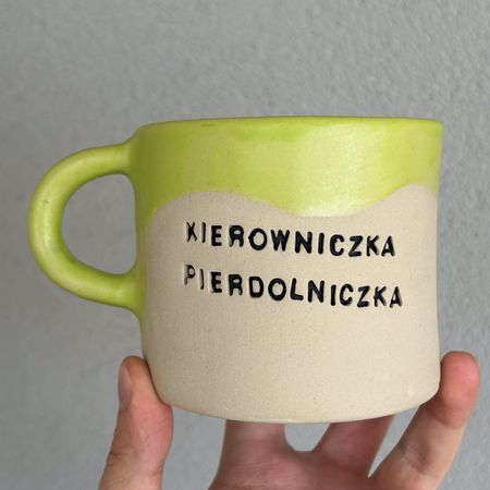 Kubek „Kierowniczka pierdolniczka – neon edition”. - 350 ml