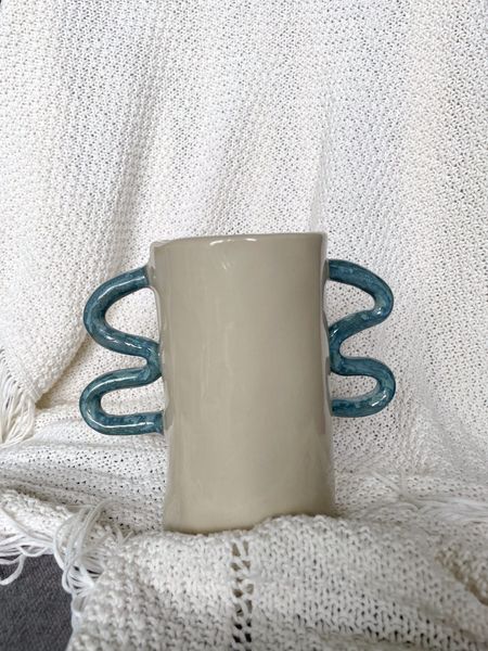 Wazon ceramiczny z fantazyjnymi uchwytami – „Fala”