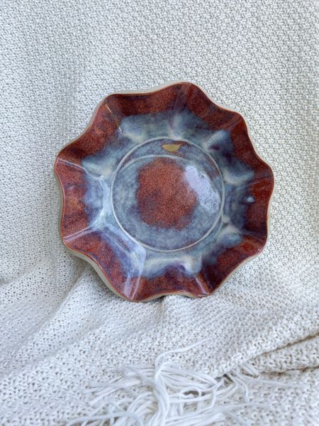 Duża miska „Kosmiczna Falbanka” – szkliwiona gwiazda stołu z koronkowym sekretem, śr: 23,5 cm