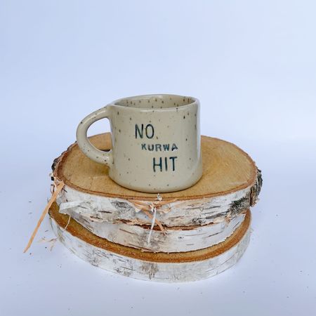 Kubek „No kurwa hit” – beżowy ze szkliwem nakrapianym - 180 ml