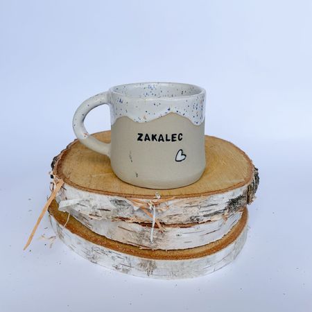 Kubek „Zakalec” z serduszkiem – beżowy z kolorowym szkliwem