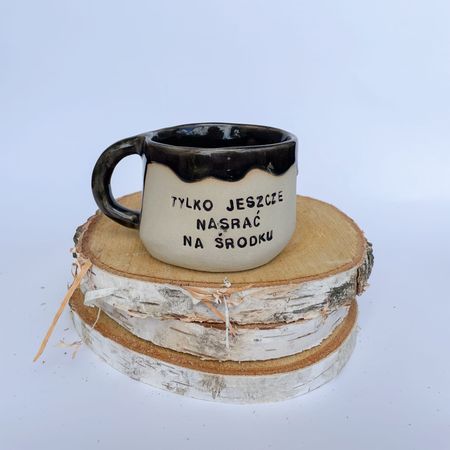 Kubek „Tylko jeszcze nasrać na środku” – beżowo-czarny z falą
