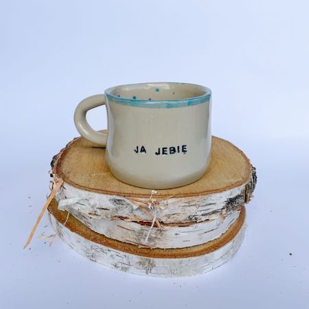 Kubek „Ja jebie” – beżowy z turkusowym rantem i kropkami