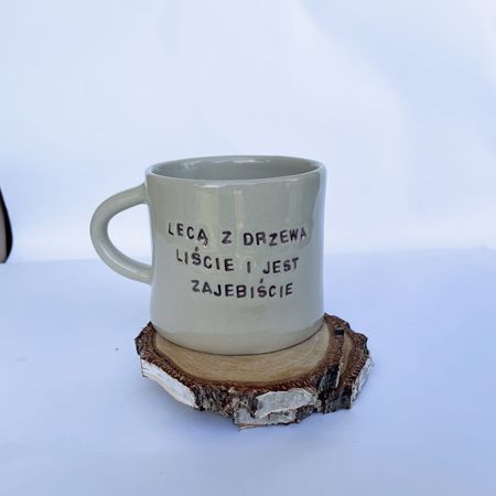 Kubek „Lecą z drzewa liście i jest zajebiście” - 300 ml