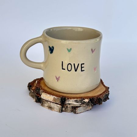 Kubek „LOVE” — pastelowe serduszka • ceramiczny prezent z sercem - 350 ml