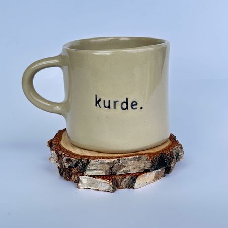 Kubek „kurde.” - nieokrągły kształt