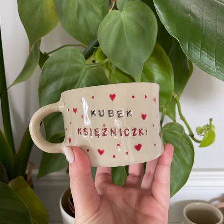 Kubek „KUBEK KSIĘŻNICZKI” – kubek handmade z serduszkami - 250 ml